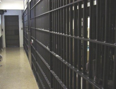 Α.Τ. Συντάγματος: Κρατούμενος κρεμάστηκε με τη... μπλούζα του